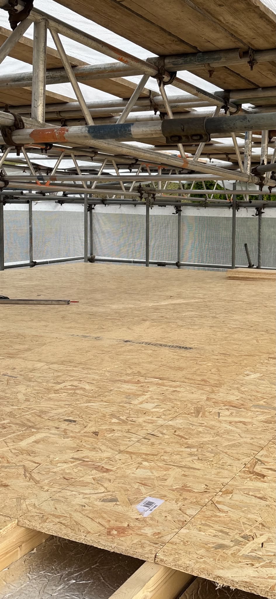 Flat roof decking scaffold